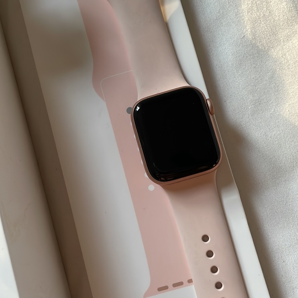 Apple Watch 5 Series 40mm Rose gold with pink/sand sports band - Picture 3 of 14
